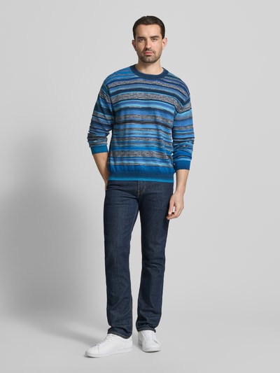 Männermodel trägt Strickpullover im Allover-Look mit Rundhalsausschnitt von PAUL SMITH in Blau, reine Baumwolle, Regular Fit, Ganzkörperansicht von vorne.