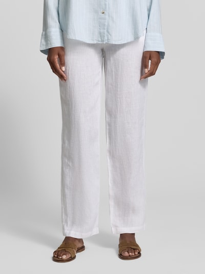 Frauenmodel trägt Straight Fit Leinenhose mit elastischem Bund von Fynch-Hatton, reine Leinen, Paspeltaschen, Weiß, Ganzkörperansicht von vorne.