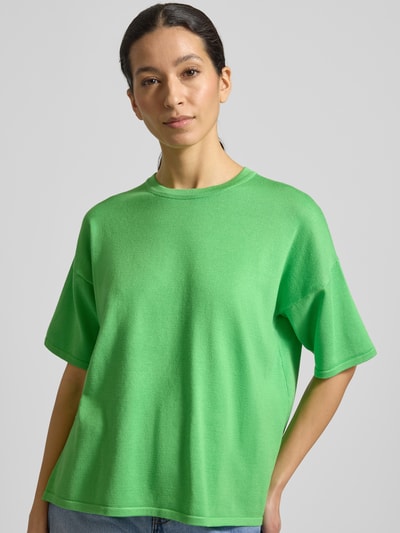 Frauenmodel trägt Relaxed Fit Shirt aus Viskose-Mix Modell 'LULS' von ICHI in Grün, weiche Textur, Rundhalsausschnitt, Nahaufnahme Oberkörper.