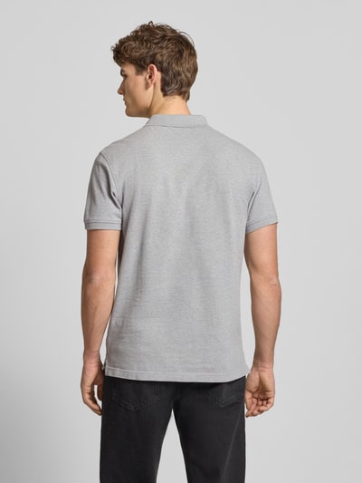Mężczyzna nosi Poloshirt mit Label-Detail od Levi's®, szary kolor, bawełna, regular fit, widok całej sylwetki z tyłu.