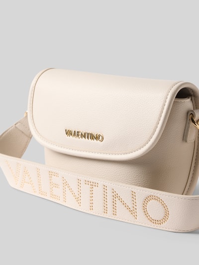 Produktfoto, cremefarbene Umhängetasche mit Label-Schriftzug Modell 'HAIL' von Valentino Bags, glatte Struktur, goldene Details.