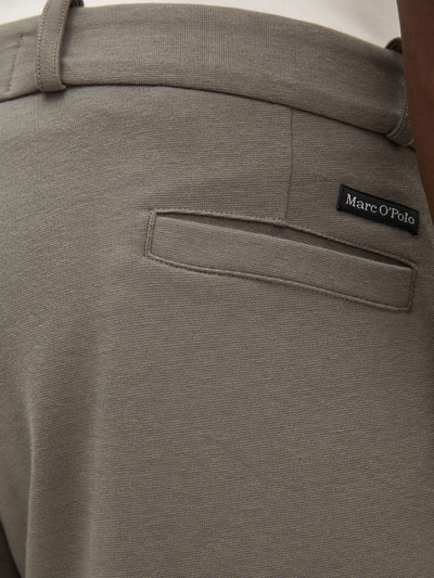 Männermodel trägt Regular Fit Sweathose aus Baumwoll-Mix von Marc O'Polo in Taupe mit sichtbarem Label, Nahaufnahme Hüfte, Herren Sweathose von Marc O'Polo.