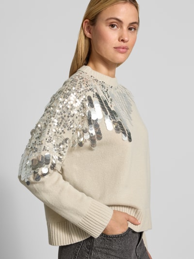 Kobiece modelka nosi sweter Regular Fit Pullover aus reiner Wolle Modell 'Calcio' von Marella, cekinowe obszycie, imitacja dzianiny, długość tyłu w rozmiarze S: 51 cm, długość rękawów w rozmiarze S: 44 cm, widok z przodu na górną część ciała.