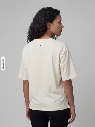 Frauenmodel trägt T-Shirt mit 1/2-Arm von Jake*s Casual in Creme, lockerer Schnitt aus reiner Baumwolle, Ganzkörperansicht Rückansicht.