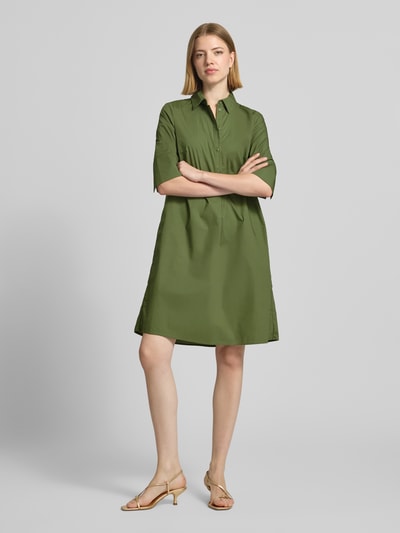 Frauenmodel trägt knielanges Hemdblusenkleid mit Knopfleiste von Christian Berg Woman Selection aus reiner Baumwolle in A-Linie, Ganzkörperansicht von vorne.