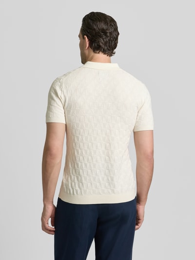 Männermodel trägt Regular Fit Poloshirt mit Strukturmuster von MCNEAL in Creme, reine Baumwolle, Strick-Optik, Ganzkörperansicht Rückansicht.