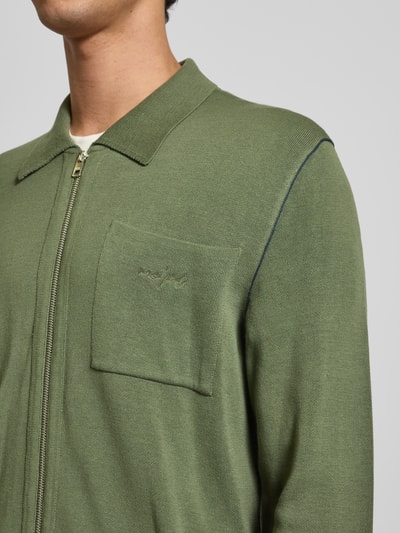 Männermodel trägt Regular Fit Cardigan aus Baumwoll-Mix von Marc O'Polo Denim, Optik: Unifarben, Feinstrick, Brusttasche, Nahaufnahme Oberkörper.