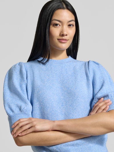 Frauenmodel trägt Regular Fit Pullover mit Puffärmeln von VERO MODA in Hellblau, weiche Textur, Nahaufnahme Oberkörper.