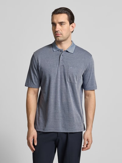 Männermodel trägt Regular Fit Poloshirt mit Brusttasche van Christian Berg Men, blauw gemêleerde kleur, katoenmix, polokraag, knoopsluiting, borstzak, materiaal van context Ganzkörperansicht von vorne.