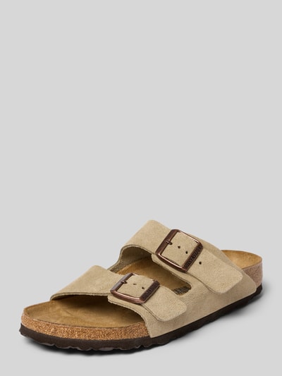 Produktfoto, Slipper mit offener Ferse Modell 'Arizona' von Birkenstock in Beige mit zwei Schnallen, abgerundete Passform, Logo-Detail, Absatzhöhe 3 cm, Damen Slipper
