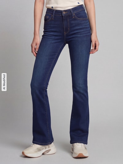 Frauenmodel trägt Bootcut Jeans aus Baumwoll-Mix Modell '315®' von Levi's® 300, Denim-Optik, Mid Waist, 5-Pocket, Ganzkörperansicht von vorne, KI-modifiziertes Bild.