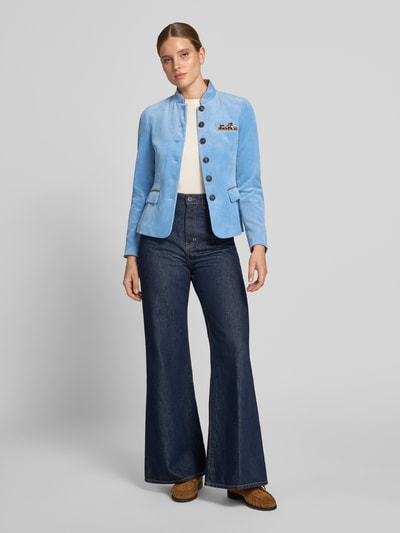Modelka nosi żakiet 'Blazer in Cord-Optik' od White Label w jasnoniebieskim kolorze, Imitacja sztruksu, Stójka, kieszenie z patką, listwa guzikowa, Długość tyłu w rozmiarze 36: 59 cm, Szerokość w rozmiarze 36: 40 cm, Długość rękawów w rozmiarze 36: 63 cm, pełny widok z przodu.