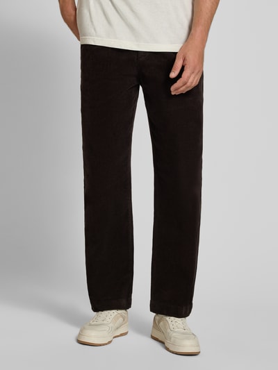 Mannenmodel draagt Straight Fit broek uit katoenmix in corduroy look van Lindbergh, donkerbruin, met gulp- en achterzakken, knoop- en ritssluiting, bandwijdte maat M 41 cm, binnenbeenlengte maat M 77 cm, geheel zichtbare voorkant
