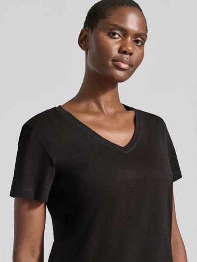 Vrouwenmodel draagt zwart t-shirt van MOS MOSH, modalmix, regular fit, Model 'Dala', v-hals, met korte mouwen, label-embleem, Nahaufnahme oberkörper, Ruglengte maat S: 58 cm.