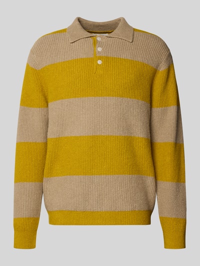 Produktfoto, Strickpullover mit Polo-Kragen Modell 'Kimse' von Wood Wood, breite gelbe und beige Streifen, gerader Schnitt, Baumwoll-Mix mit Woll-Anteil, Knopfleiste, strukturierte Oberfläche