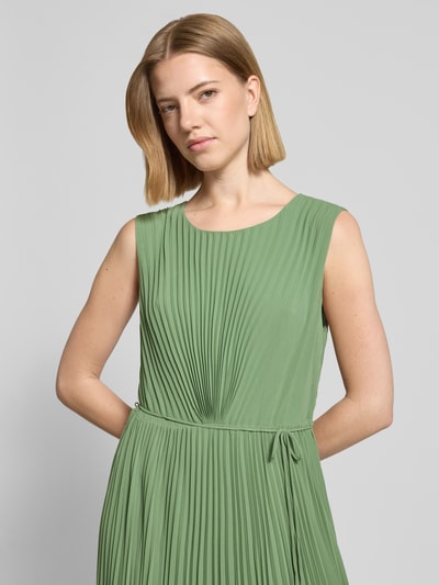 Vrouwenmodel draagt Regular Fit jurk met plissé van s.Oliver BLACK LABEL, look: effen kleuren, midilengte, ronde hals, naadritssluiting, bindceintuur, mouwloos, materiaalverwerking: plissé. Nahaufnahme bovenlijf.