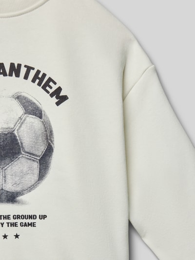 Produktfoto, Sweatshirt mit Label-Detail von Mango aus Baumwoll-Mix, lockerer Schnitt, gerippte Abschlüsse, Rundhalsausschnitt, heller Stoff, schwarzer Fußball-Print, glatte Textur.