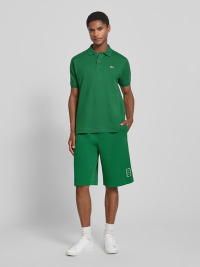 Mannelijk model draagt Relaxed Fit Sweatshorts uit katoenmix van Lacoste in effen groen, heren sweatshorts, ganzichaamsvoorzijde.