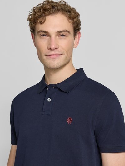 Männermodel trägt Regular Fit Poloshirt mit Label-Stitching von MCNEAL aus Reine Baumwolle, Knopfleiste, Nahaufnahme Oberkörper.