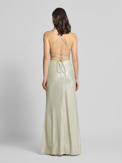 Frauenmodel trägt Abendkleid in Glitzer-Optik von Unique mit Rückenausschnitt, Schnürverschluss und Spaghettiträger, Ganzkörperansicht Rückansicht.