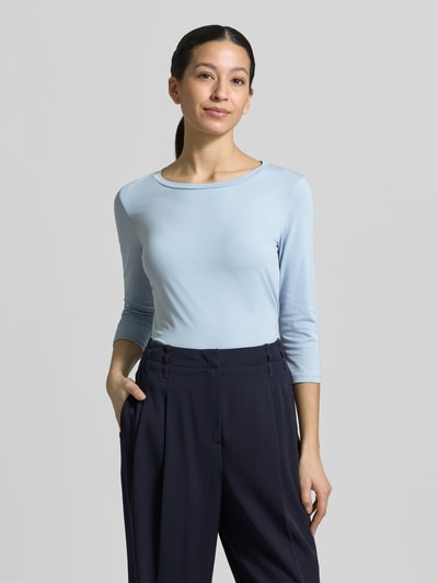 Männermodel trägt Slim Fit 3/4-Shirt aus Baumwoll-Mix Modell 'MULTIA' von Weekend Max Mara, unifarben, krój slim fit, Rundhals, 3/4-Arm, Ganzkörperansicht von vorne