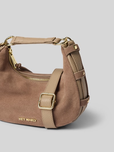 Produktfoto, Shoulder Bag aus echtem Kalbsleder Modell 'Lifetime Sister' von Hey Marly in Beige mit goldenen Details, abnehmbarer Schulterriemen, sichtbares Logo-Detail, samtige Textur, für Damen, Hauptfach mit Reißverschluss, Maße: 26x18x7 cm, Länge Schulterriemen 88 cm