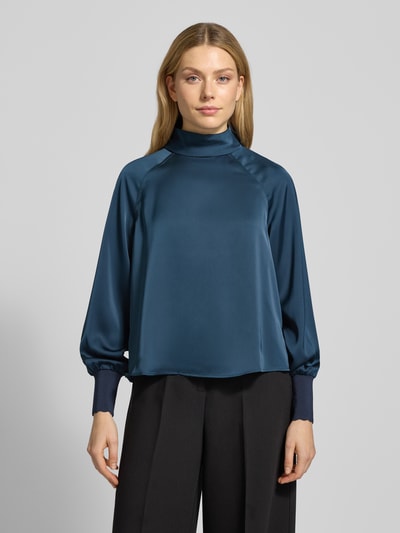 Frauenmodel trägt Blusenshirt aus mieszanka wiskozy ze stójką i bufiaste rękawy, prosty krój, Zero, kolor niebieski, Ganzkörperansicht von vorne. Długość tyłu 52 cm, długość rękawów 63 cm, rozmiar 36, z dodatkiem streczu.