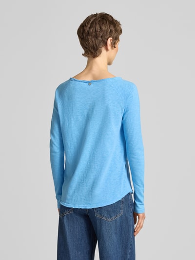 Vrouwenmodel draagt Longsleeve met Rundhalsausschnitt van Rich & Royal in lichtblauw, pure katoen, regular fit, rolzoom, ruglengte 60 cm, geheellichaamsaanzicht achterkant.