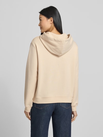 Frauenmodel trägt Hoodie mit Label-Stitching Modell 'Tansu' von JOOP!, Baumwoll-Mix, Relaxed-Fit, einfarbig, Ganzkörperansicht Rückansicht.