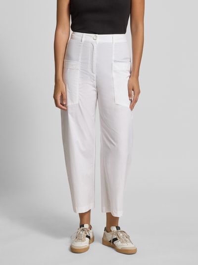Frauenmodel trägt Wide Fit Stoffhose mit aufgesetzten Taschen von Marc Cain in Weiß, Baumwoll-Mix, verkürzt, Knopf-Reißverschluss, Ganzkörperansicht von vorne.