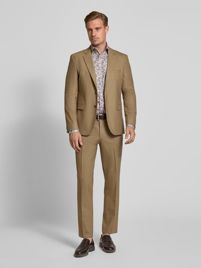 Männermodel trägt Modern Fit Businesshemd mit extra langem Arm von OLYMP, unifarbenes helles Hemd, glatte Textur, Ganzkörperansicht von vorne, Herren Businesshemd von OLYMP