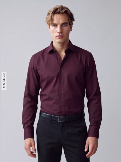 Männermodel trägt bordeauxfarbenes Comfort Fit Businesshemd aus reiner Baumwolle von OLYMP, Herren Businesshemd, Ganzkörperansicht von vorne, KI-modifiziertes Bild.