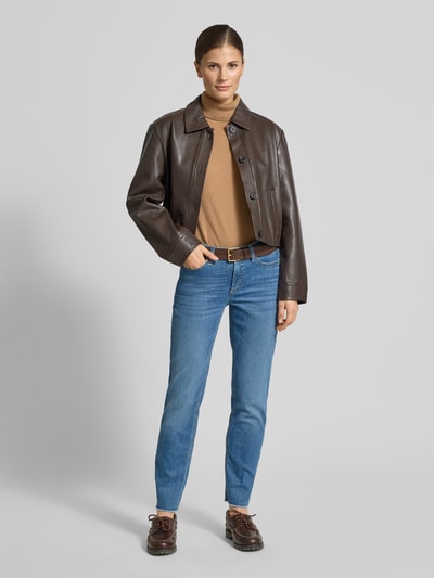 Frauenmodel trägt Jeans in verkürzter Passform von Cambio aus Baumwoll-Mix mit Stretch-Anteil, Slim-Fit, 5-Pocket-Design, Knopf- und Reißverschluss, hellblauer Denim, Ganzkörperansicht von vorne.
