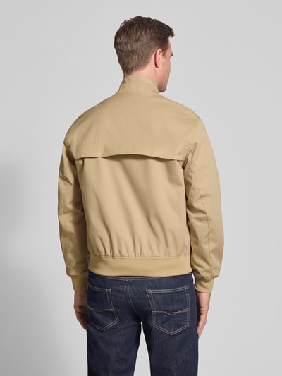 Męski model nosi Regular Fit Bomberjacke mit Baumwoll-Anteil Modell 'HARRINGTON' von Lacoste, efekt: jednolity kolor, krój regular fit, stójka, zapięcie na zakryty zamek błyskawiczny i zakryta listwa guzikowa, wyhaftowane logo, prążkowane zakończenia rękawów i wykończenie, boczne wpuszczane kieszenie, widok całej sylwetki z tyłu.