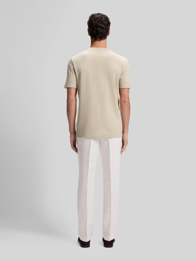 Männermodel trägt Regular Fit T-Shirt aus Baumwoll-Mix Modell 'TIBURT 240' von BOSS, Optik: Unifarben, Ärmelform: Kurzarm, Ganzkörperansicht Rückansicht.