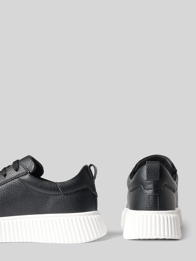 Produktfoto, Sneaker aus Leder Modell 'HOPPER' von Antony Morato, schwarzes Glattleder, abgerundete Spitze, weiße Sohle, strukturierte Oberfläche, Herren Sneaker, Label-Detail, Absatzhöhe 5 cm, Schafthöhe 8 cm, Schaftweite 7 cm