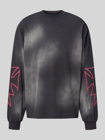 Produktfoto, Oversized Sweatshirt aus Baumwoll-Mix von Don´t Waste Culture mit Strukturmuster, schwarzen und grauen Farbtönen, roten Grafikdetails an den Ärmeln, gerippten Ärmelabschlüssen, Stehkragen und überschnittenen Schultern, Rückenlänge bei Größe M beträgt 68 cm.