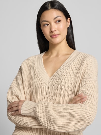 Vrouwenmodel draagt regular fit pullover uit katoenmix model 'SELMA' van Selected in beige met grove structuur, Dames pullover, close-up bovenlichaam