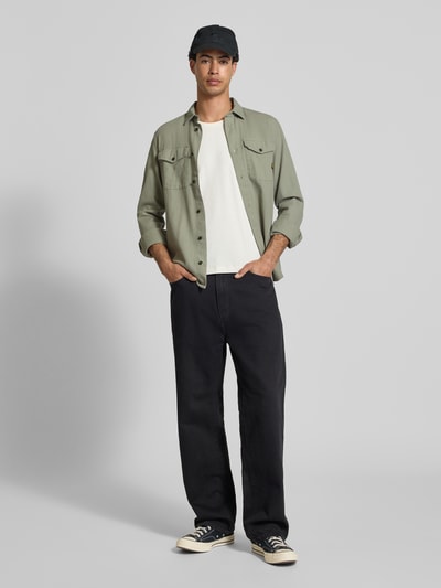 Männermodel trägt Slim Fit Freizeithemd mit Label-Patch Modell 'Marine' von G-Star Raw in Grün, Baumwolle, Langarm, Ganzkörperansicht von vorne.