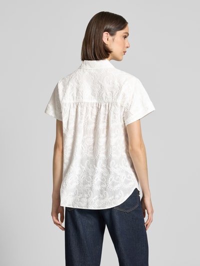 Frauenmodel trägt Regular Fit Bluse aus reiner Baumwolle Modell 'VIV' von Brax, florales Allover-Muster, Popeline, Ganzkörperansicht Rückansicht.