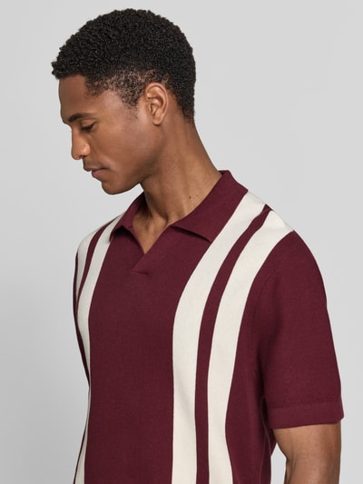 Männermodel trägt Regular Fit Poloshirt in Strick-Optik von MCNEAL in Bordeaux mit cremefarbenen Streifen, Reine Baumwolle, Nahaufnahme Oberkörper.