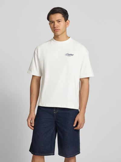 PROHIBITED T-Shirt mit rückseitigem Motiv-Print Modell 'Grand Prix' Offwhite 4