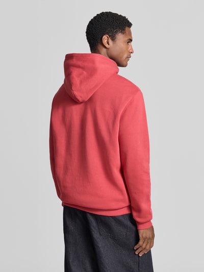 Mannenmodel draagt Relaxed Fit Hoodie uit katoenmix van Polo Ralph Lauren in effen rood, textuur zacht, volledige lichaamsweergave achteraan.