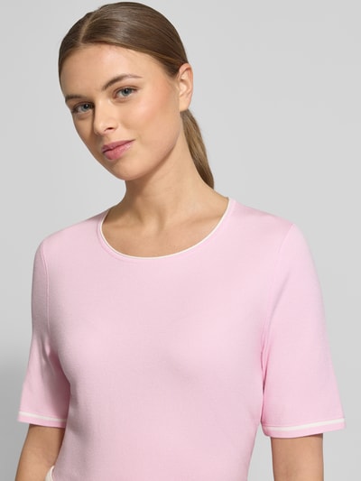 Frauenmodel trägt Strickshirt aus Viskose-Mix mit Rundhalsausschnitt von Marc Cain in zartem Rosa, Damen, Regular Fit, 1/2-Arm, Nahaufnahme Oberkörper.