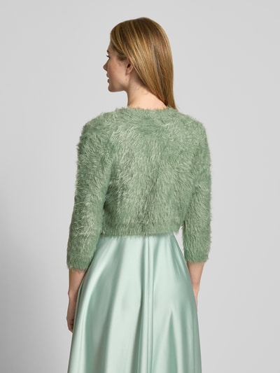 Frauenmodel trägt Bolero aus Kunstfell mit Viskose-Anteil von V.M., mintgrün, Material-Mix, offene Vorderseite, 3/4-Arm, Rückenlänge 36 cm, Ganzkörperansicht Rückansicht