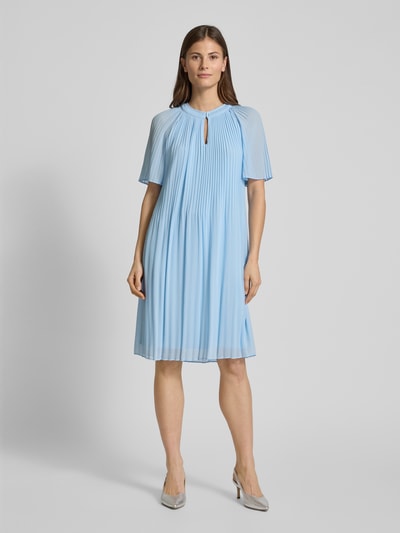 comma Knielanges Kleid mit Plisseefalten Blau 1