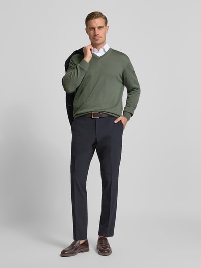 MAERZ Muenchen Gebreide pullover van scheerwol met V-hals Olijfgroen - 1