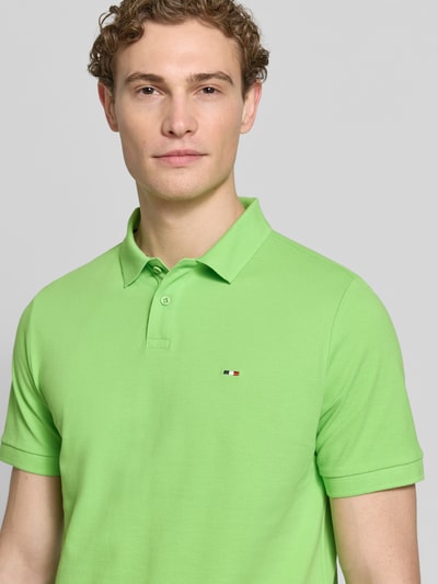 Männermodel trägt Regular Fit Poloshirt mit Logo-Stitching von HECHTER PARIS aus bawełna, fakturowany wzór, kołnierzyk polo, z krótkim rękawem, długość tyłu w rozmiarze M: 66 cm, Nahaufnahme Oberkörper