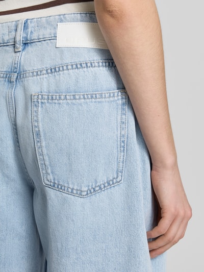 Frauenmodel trägt Barrel Fit Jeans mit Eingrifftaschen Modell 'Lolah breath' von OPUS aus Reine Baumwolle, Jeans in hellem Blau, Detailaufnahme Rückansicht, Bundweite bei Größe 36/30: 39 cm, Innenbeinlänge 70 cm.