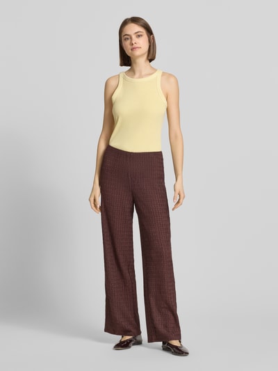 Frauenmodel trägt Straight Leg Hose in Strukturoptik Modell 'ILSE' von Only, Optik: Unifarben, Passform: Straight Leg, Bundhöhe: Mid Waist, Bundabschluss: elastisch, Materialverarbeitung: Crinkle; Ganzkörperansicht von vorne.